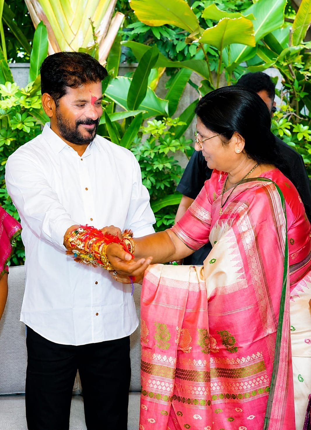 రాఖీ పండుగ సందర్భంగా ముఖ్యమంత్రి శ్రీ ఎనుముల రేవంత్ రెడ్డి గారికి రాఖీ కట్టిన తెలంగాణ రాష్ట్ర మహిళా కాంగ్రెస్ అధ్యక్షురాలు శ్రీమతి ఎర్రబెల్లి స్వర్ణ